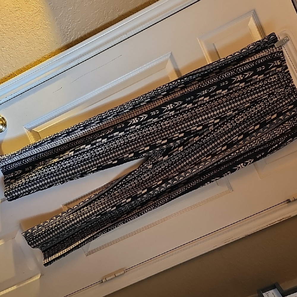 🎉Pick 3 For $10. Black and White Patterned Leggings